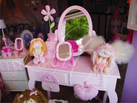Dressoir rosa y muñecas